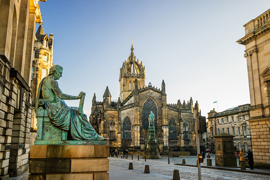 Edinburgh Royal mile AdobeStock 116002287